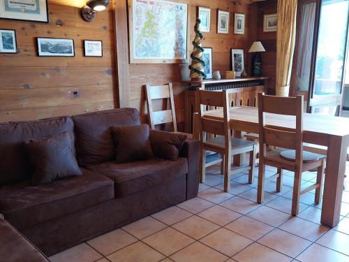 un salon avec un canapé, une table et des chaises dans l'établissement Grand 3 pièces à Chamonix avec balcon et parking - FR-1-517-15, à Chamonix-Mont-Blanc