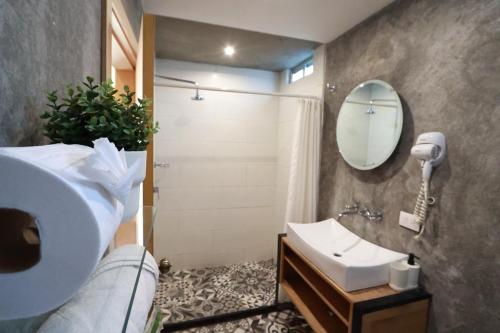 bagno con lavandino, doccia e specchio di Casa Pánuco a Città del Messico