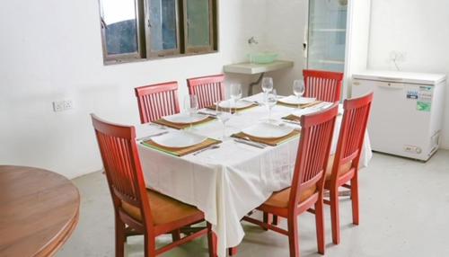 een eettafel met stoelen en een wit tafelkleed bij Leopard Reach Yala in Yala