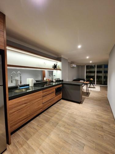 Kuchyň nebo kuchyňský kout v ubytování Modernos departamentos tipo LOFT a dos calles del estadio