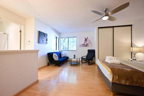 ein Schlafzimmer mit einem Bett und ein Wohnzimmer in der Unterkunft BIG 2B2.5B townhome in south SJ in San Jose