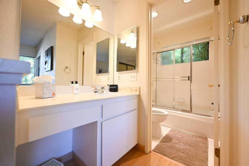 ein Badezimmer mit einem Waschbecken, einem WC und einer Badewanne in der Unterkunft BIG 2B2.5B townhome in south SJ in San Jose