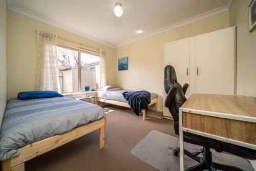 Postel nebo postele na pokoji v ubytování Captivated in Camden Park