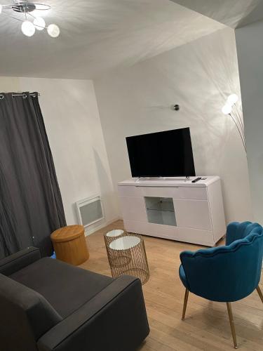 un salon avec un canapé et une télévision à écran plat dans l'établissement Appartement proche de paris, à Saint-Cloud