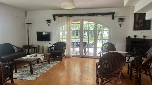 薩潘賈的住宿－Villa by Lake Sapanca，客厅配有桌椅和电视。