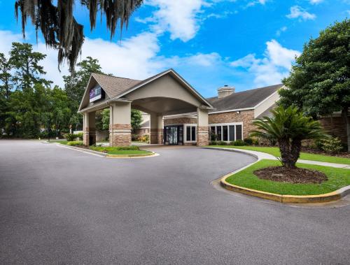 a driveway in front of a house at MainStay Suites Savannah Midtown in Savannah