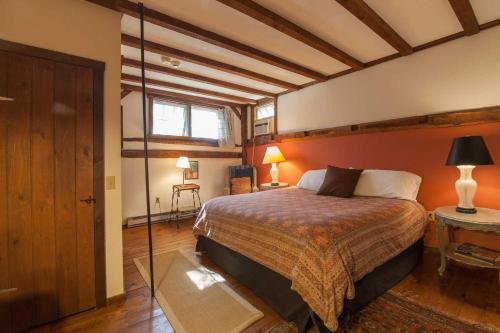 ein Schlafzimmer mit einem großen Bett in einem Zimmer in der Unterkunft Race Brook Lodge in Sheffield