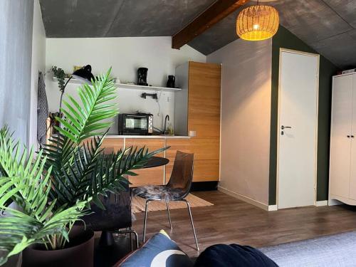 een woonkamer met een tafel en een aantal planten bij Hytte-vandudsigt-Hottub-hygge in Holbæk