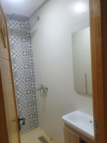 a bathroom with a shower and a sink at Saad 2 prés marjane in El Jadida