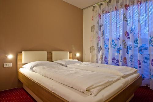 Un pat sau paturi într-o cameră la Gästehaus Steger