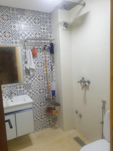 a bathroom with a shower and a sink at Saad 2 prés marjane in El Jadida