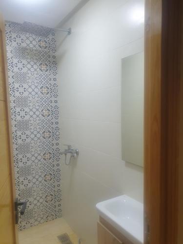 a bathroom with a shower and a sink at Saad 2 prés marjane in El Jadida