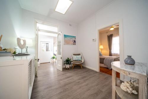 Apartamento blanco con 1 dormitorio y 1 cama en Summer Breeze on Cliff St, en Glenelg