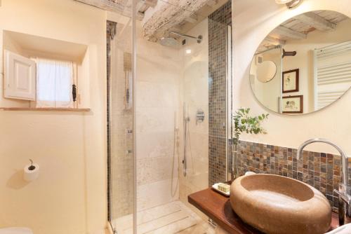 y baño con lavabo y ducha. en Villavetrichina, en San Casciano dei Bagni