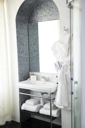 a bathroom with a sink and a mirror at Solar Alvura Boutique Hotel in Moncarapacho