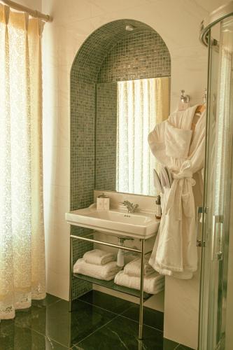 a bathroom with a sink and a mirror at Solar Alvura Boutique Hotel in Moncarapacho