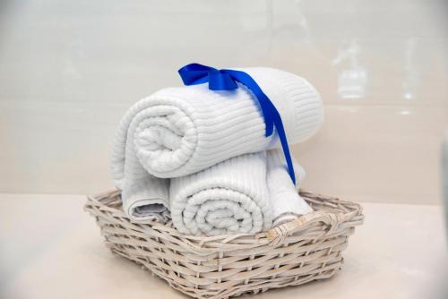 een mand gevuld met handdoeken op een aanrecht bij La Maison Raffaele & Rita in Amalfi