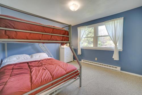 um quarto com um beliche e uma janela em Burlington Flats House Less Than 13 Mi to Cooperstown! em Fly Creek