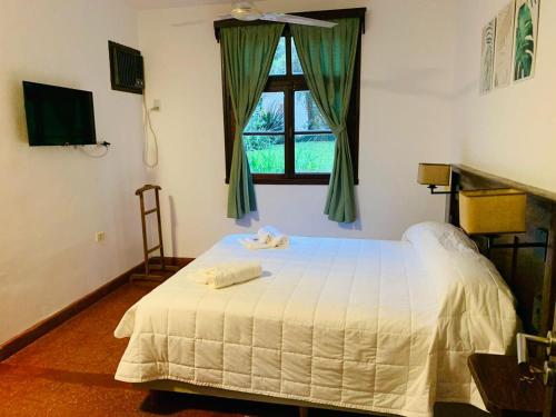 Una cama o camas en una habitación de Hotel Suizo