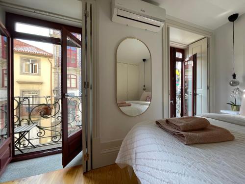 Uma cama ou camas num quarto em Historic Porto Balcony Hideaway - Taipas House 60