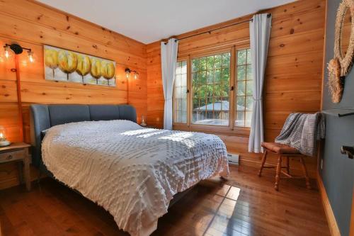 A bed or beds in a room at Chalet “Le Crépuscule”