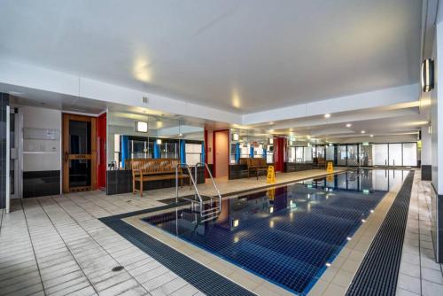 uma grande piscina num edifício com piscina em Onyx on North Tce CBD Penthouse Pool Parking em Adelaide