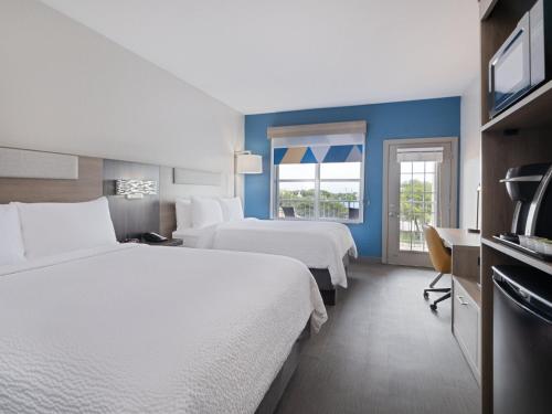 een hotelkamer met 2 bedden en een raam bij Holiday Inn Express & Suites Lakeland North I-4, an IHG Hotel in Lakeland