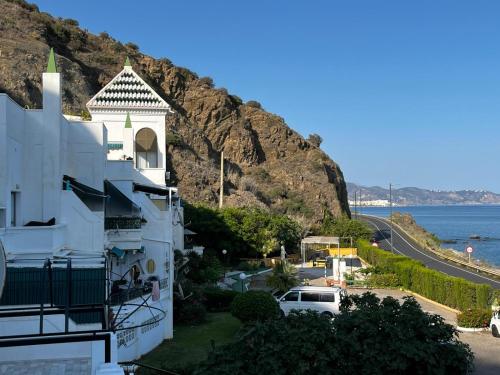 een wit gebouw met een berg op de achtergrond bij Casa Blanca in Torrox Costa