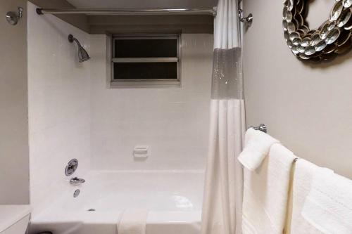 Koupelna v ubytování Beachfront Condo Complex, Heated Pool, Gulfview!