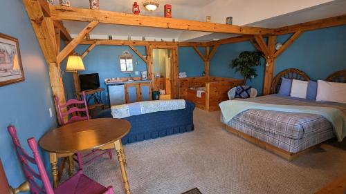 1 dormitorio con 1 cama y 1 mesa en una habitación en The Nova Motel, en Ludington
