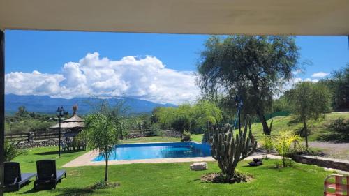 - une vue sur une cour avec une piscine dans l'établissement Cabaña Los Abuelos, à Coronel Moldes