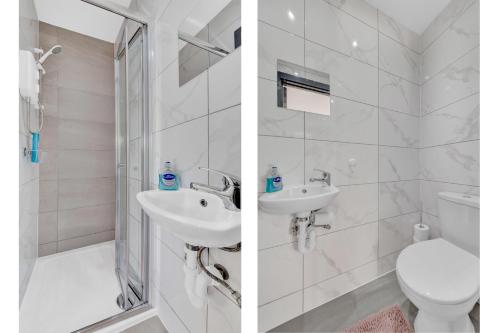 - deux photos d'une salle de bains avec toilettes et lavabo dans l'établissement Immaculate 1-Bed Studio in Feltham Heathrow London, à Feltham