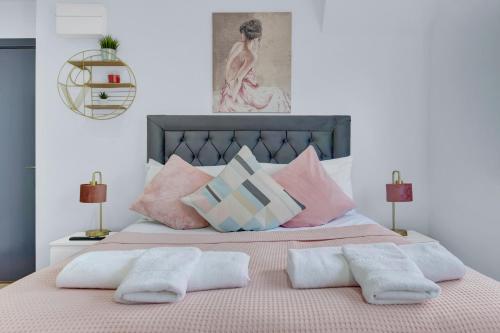 - une chambre avec un lit et 2 oreillers dans l'établissement Immaculate 1-Bed Studio in Feltham Heathrow London, à Feltham