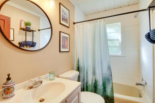 La salle de bains est pourvue d'un lavabo, de toilettes et d'un miroir. dans l'établissement Lakefront Minnesota Escape with Fire Pit and Boat Dock, à Emily