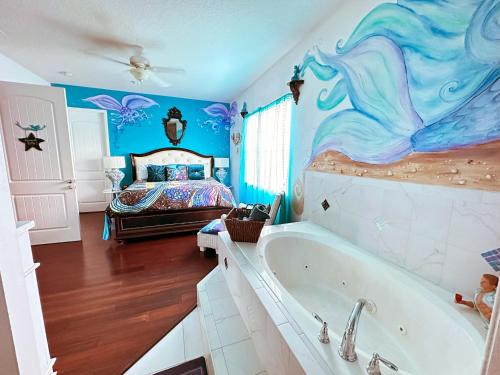 Baño con un mural de sirena en la pared en Inn on the Avenue, en New Smyrna Beach