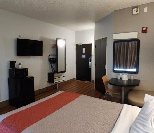 um quarto de hotel com uma cama e uma televisão em Motel 6-Biloxi, MS - Beach em Biloxi