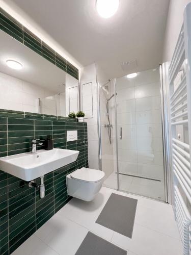 y baño con aseo, lavabo y ducha. en Celestial Apartments Brno, en Brno