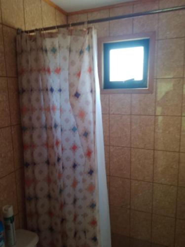 Acogedora cabaña matanzas في نافيداد: حمام وستارة دش ونافذة