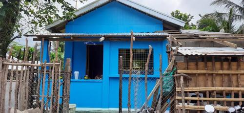 Casa azul con ventana en ashing kobe guest house 