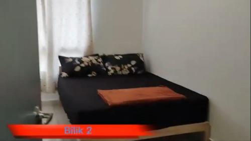 un pequeño sofá sentado en una habitación con ventana en DD Homestay en Papar