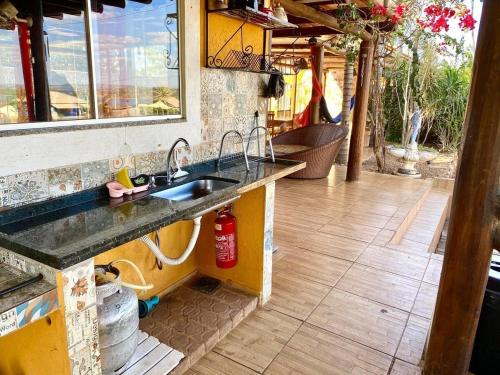 uma cozinha com um lavatório e um balcão em Rancho Flor de Iris - Lago Corumbá IV em Alexânia