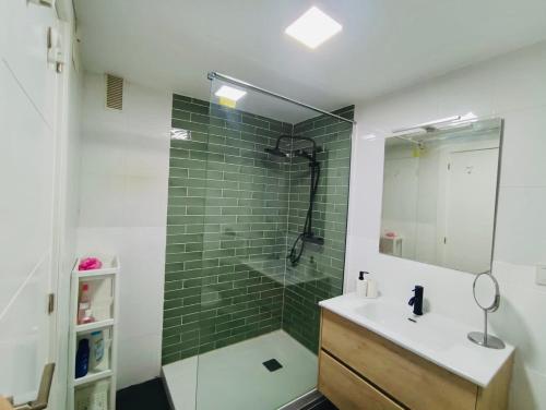 W łazience znajduje się prysznic, umywalka i prysznic. w obiekcie Glam estudio w mieście Torremolinos