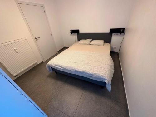 a small bedroom with a bed in a room at Oostende zeezicht Majestic 1 in Ostend