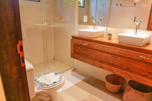 łazienka z toaletą, 2 umywalkami i prysznicem w obiekcie Villa Arumã Pousada w mieście Alter do Chao