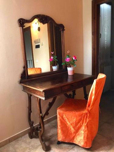 a dressing table with a mirror and a chair at La Rosa in Città di Castello