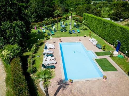 uma vista superior de uma piscina num parque em Agriturismo Parco Campofelice em Lombardore