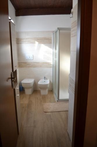 een badkamer met een toilet, een wastafel en een douche bij Agriturismo San Martino in Castiglione Tinella