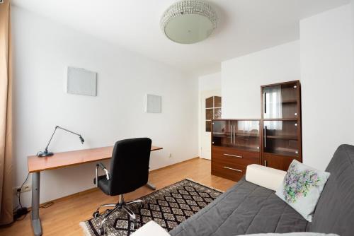 Et opholdsområde på KEN 54 2-Bedroom Apartment by BookingHost