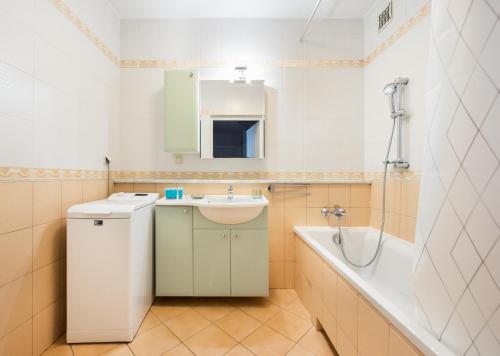 華沙的住宿－KEN 54 2-Bedroom Apartment，浴室配有盥洗盆和浴缸。
