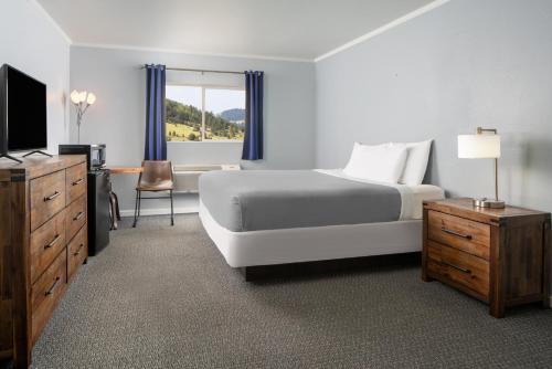 Una cama o camas en una habitación de Golden Nugget & Gold King Mountain Inn